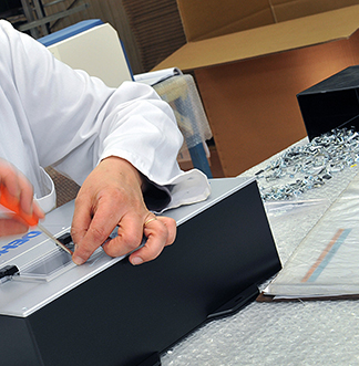Prototype met alle afwerkingen: Verf, Print, Accessoires Bevestiging testen uiteindelijk maatwerk behuizing prototype